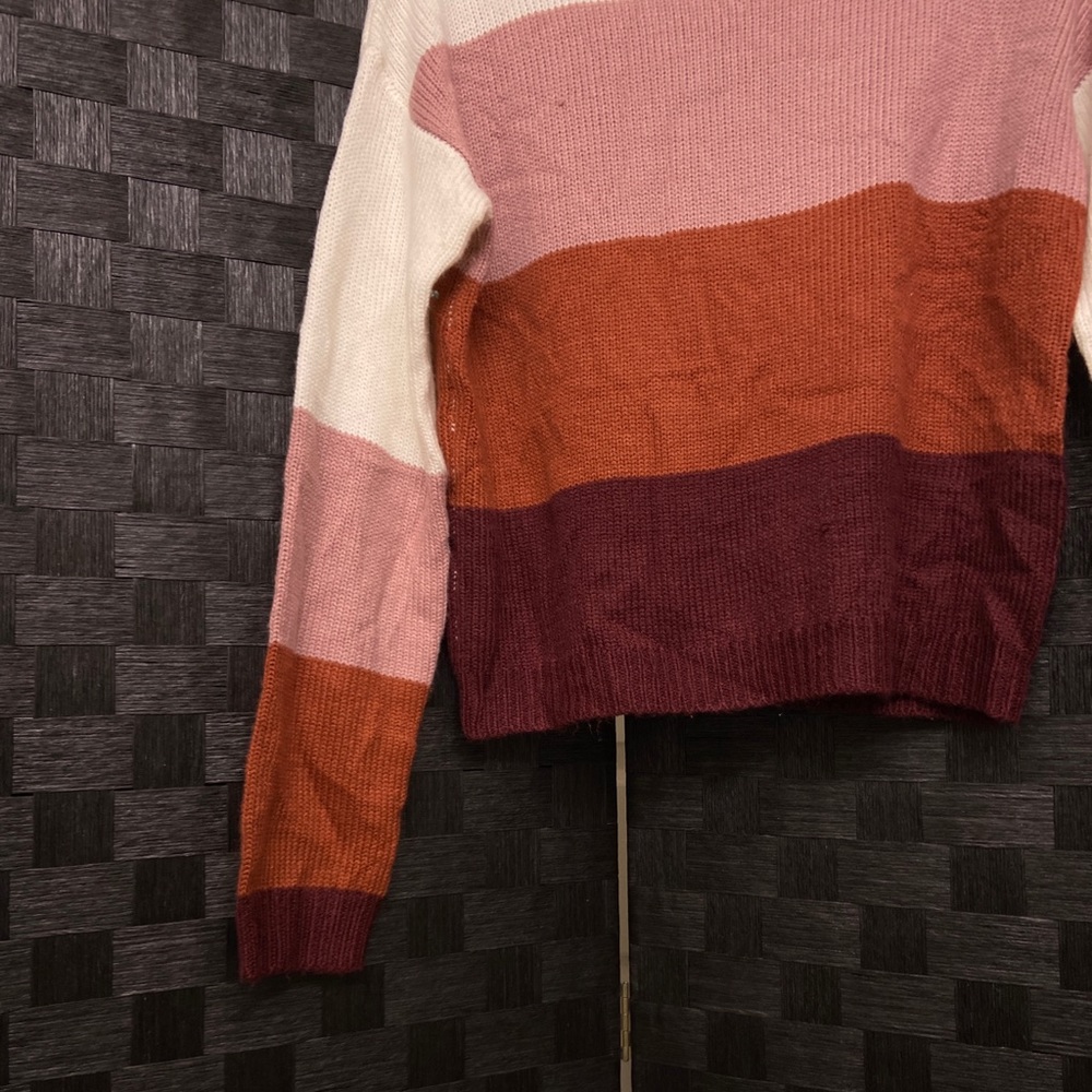 Poly & Ester Color-block Turtle neck - Picture 3 of 3